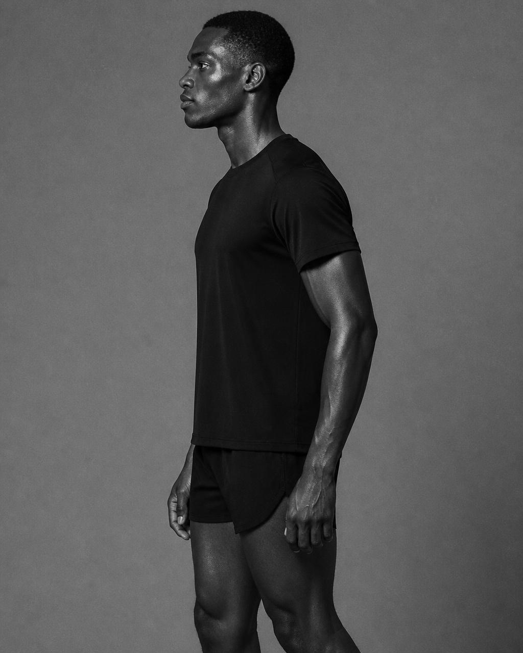 Silhouette — Race Tee BlackWave, porté près du corps.