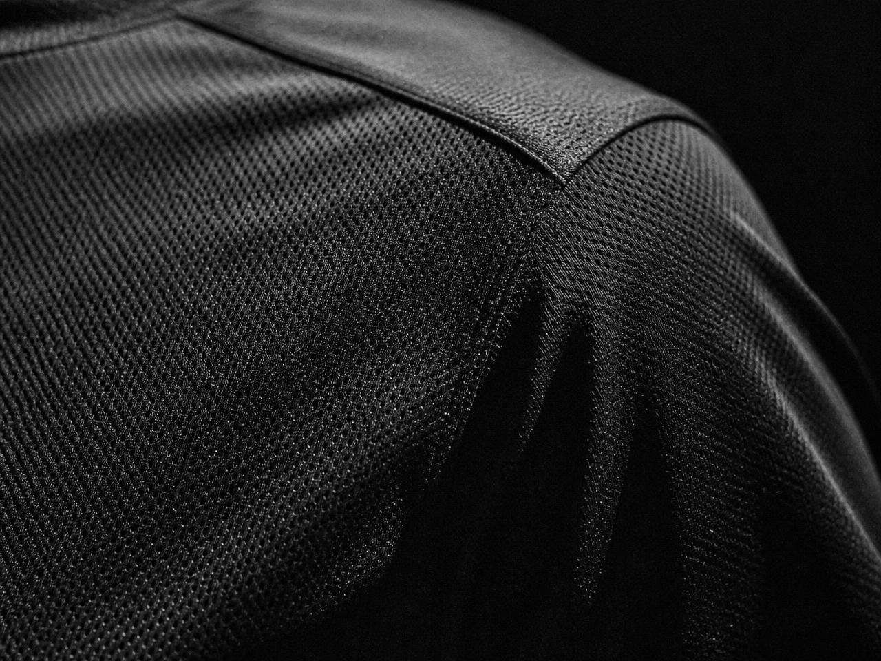 Matière — Maille technique, structure ouverte.