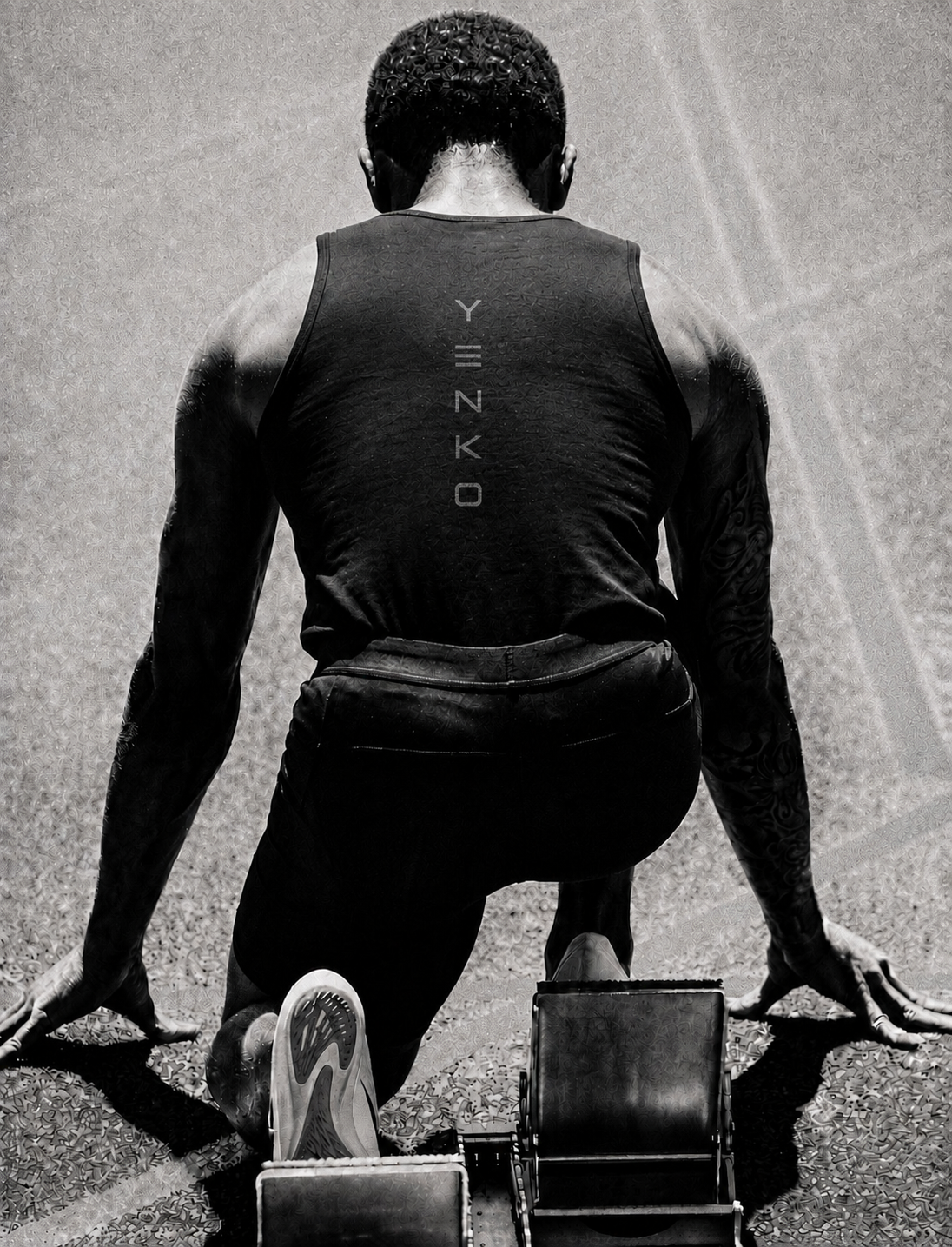 Sprinteur dans les starting-blocks, photographie en noir et blanc